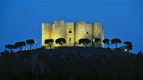 Gucci sfila in Puglia a Castel Del Monte durante l'eclissi lunare